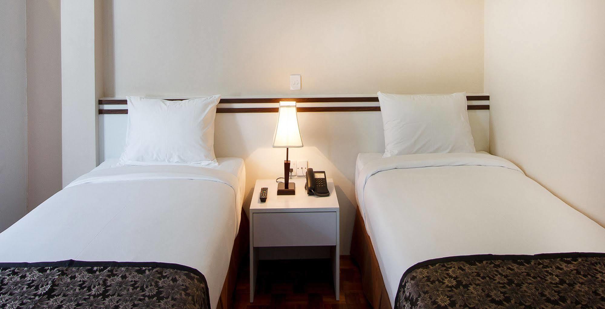 Hotel Esta Янгон Экстерьер фото