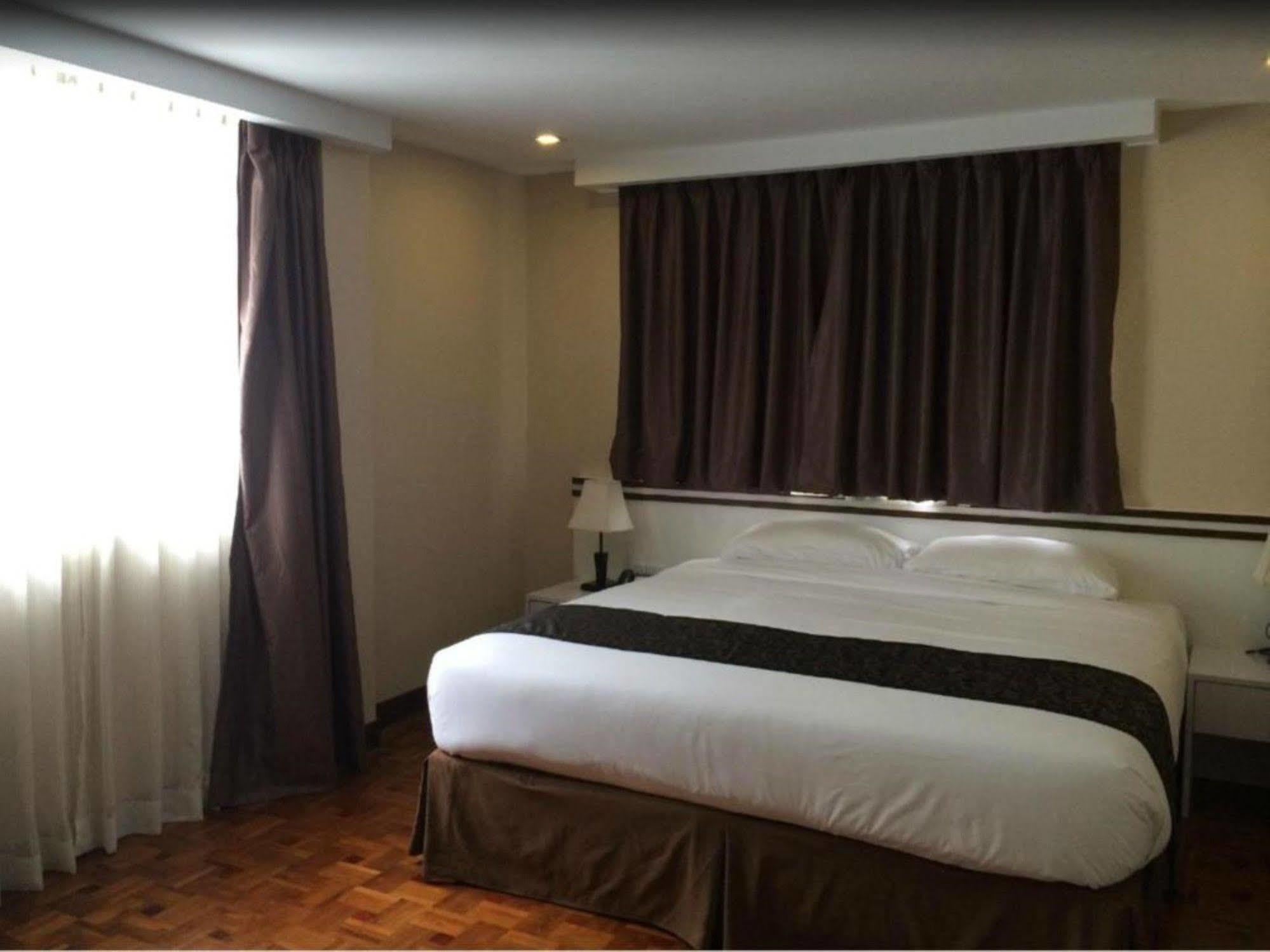 Hotel Esta Янгон Экстерьер фото