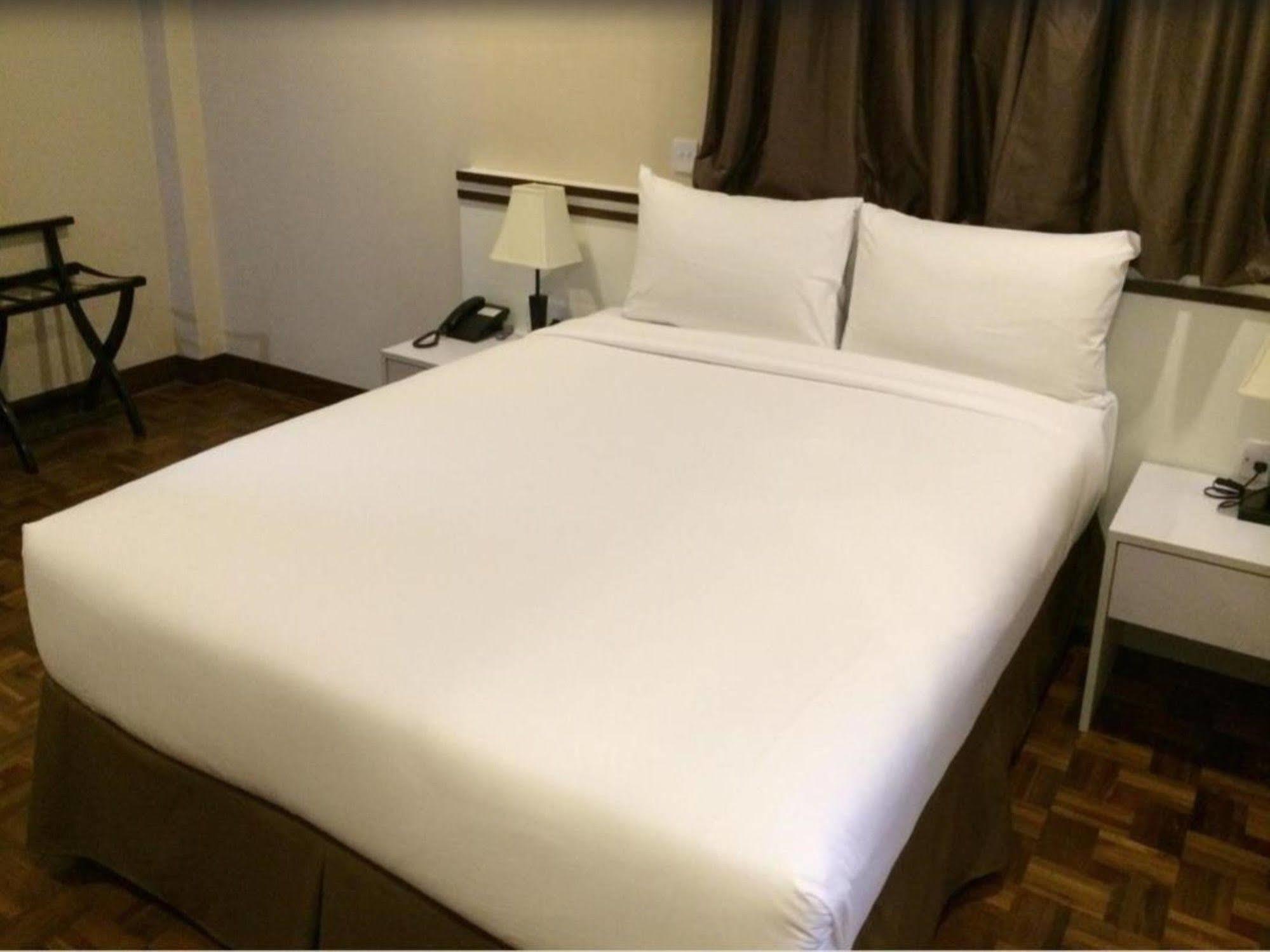 Hotel Esta Янгон Экстерьер фото