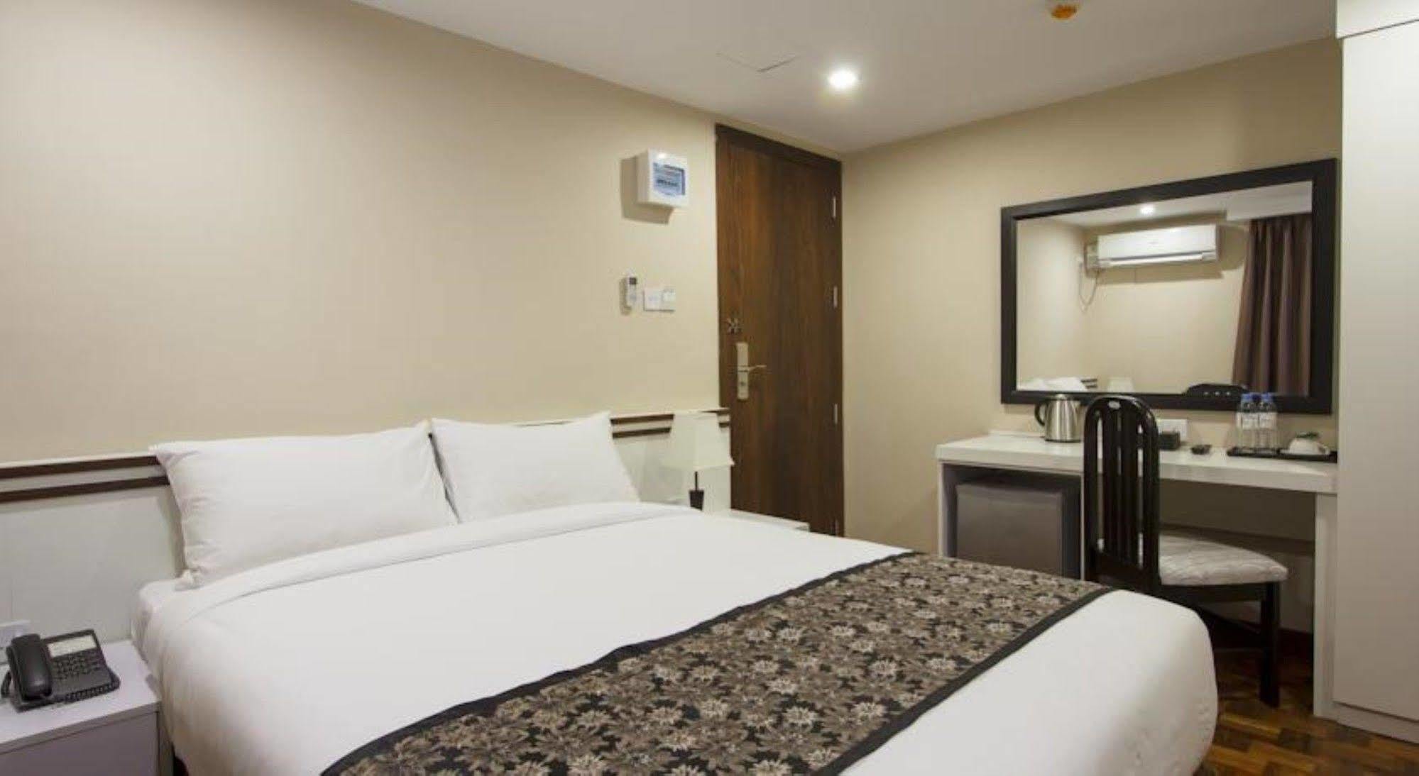 Hotel Esta Янгон Экстерьер фото